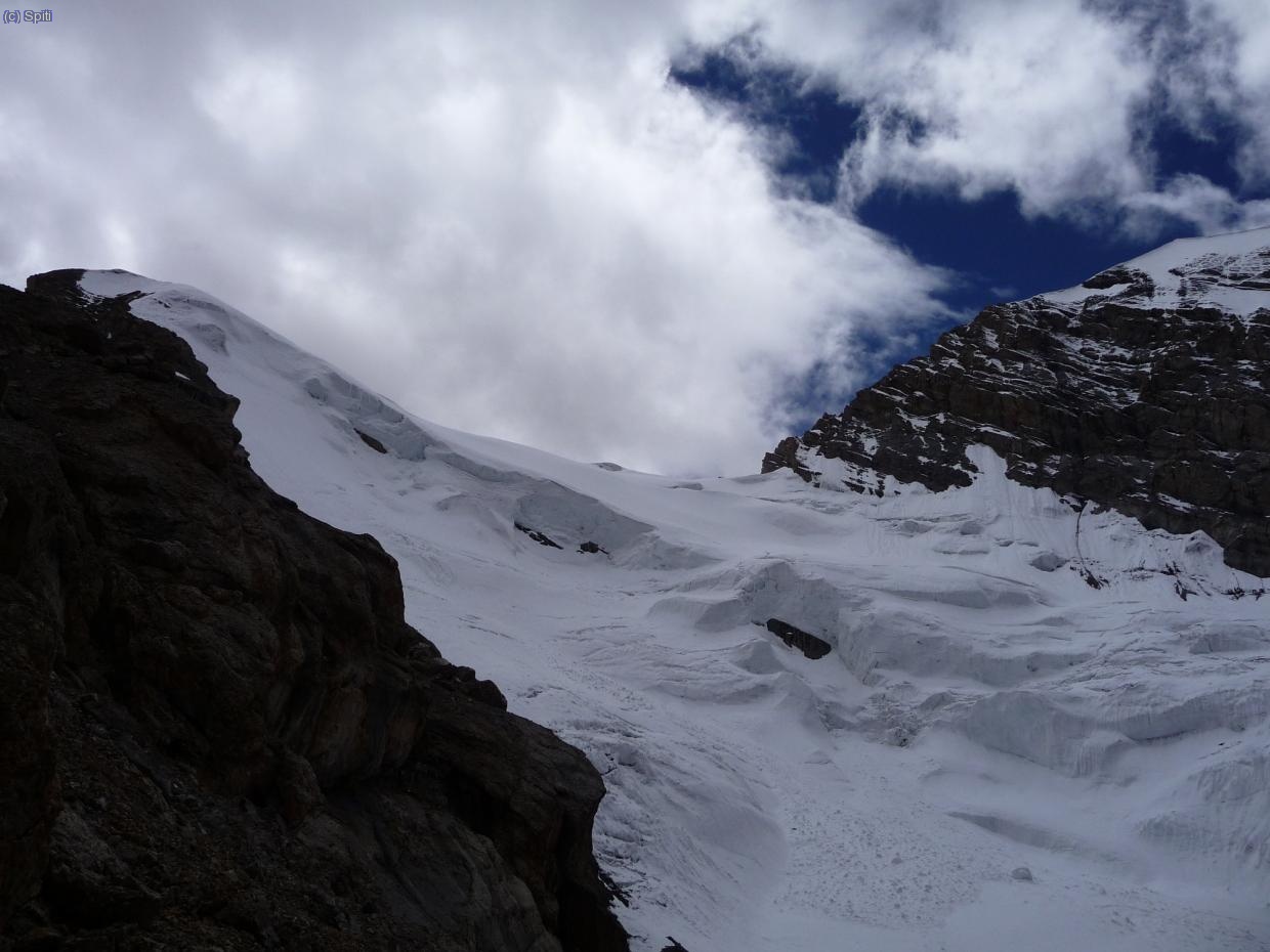 Vista del glaciar que lleva al pico, desde el collado. La cima queda a la izquierda, justo detras.