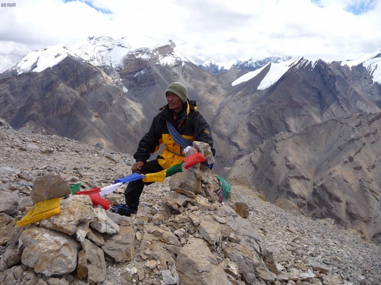 Nuestro sherpa en la cima con las banderas de oraci&oacute;n que acababamos de colocar