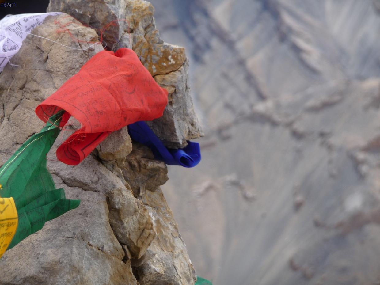 Banderas de oraci&oacute;n en la cima