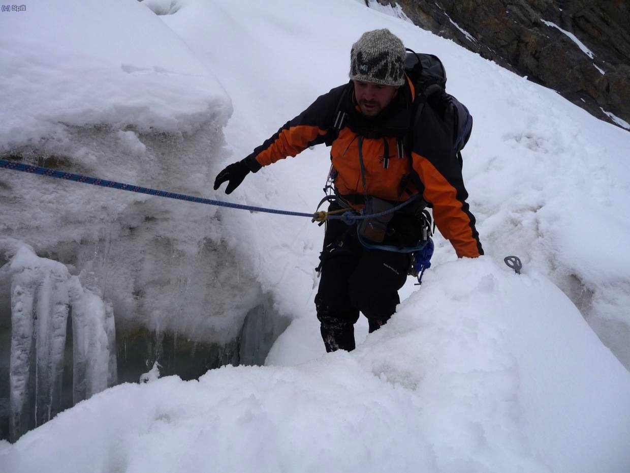 De vuelta, madveras pasando una de las grietas del glaciar
