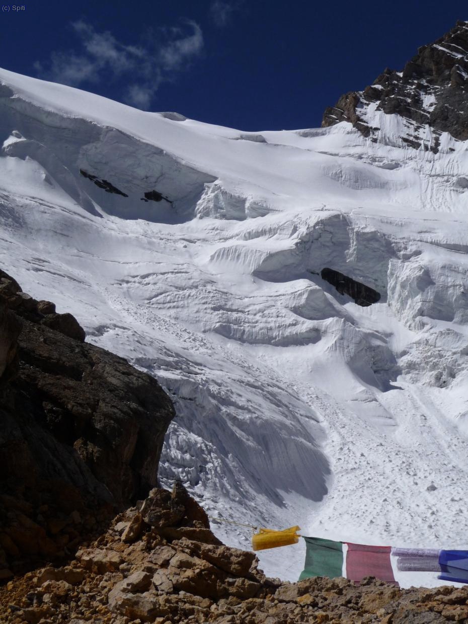El collado con las banderas y el glaciar.