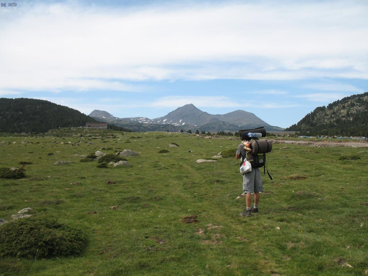 Arribant al llac de La Bollosa (2020m), ens saluda el Puig Peric (2810m).