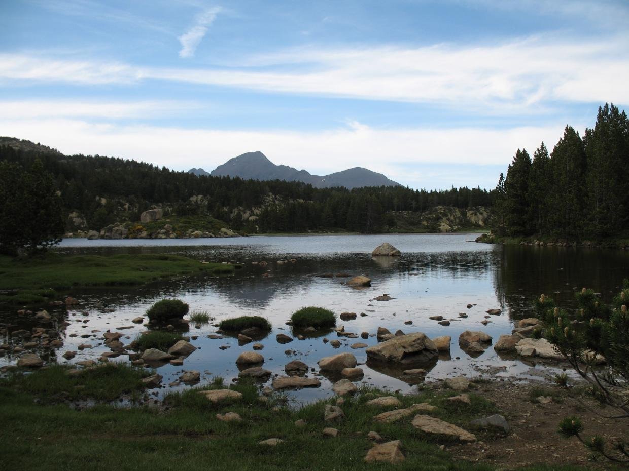 Estany del Viver, el primer que trobem de cam&iacute; al Carlit. De fons, el Peric.