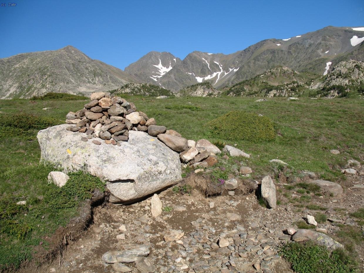 La ruta normal del Carlit t&eacute; unes fites gegants i un cam&iacute; ample i trillat.