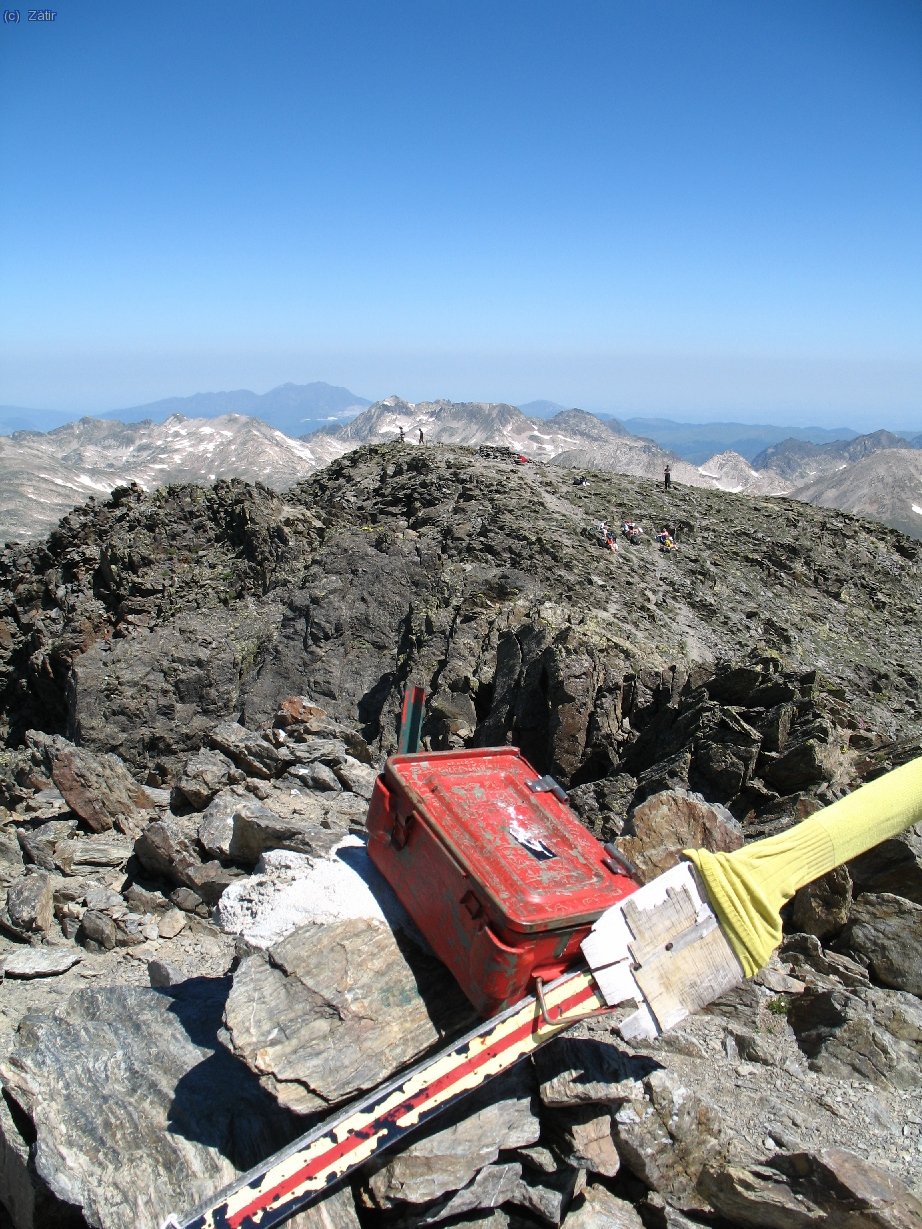 Vista cimal: mirant cap al Nord, tenim en primer terme la punta inferior del Carlit, i al fons de tot el pic de Saint Barth&eacute;l&eacute;my (2300m).