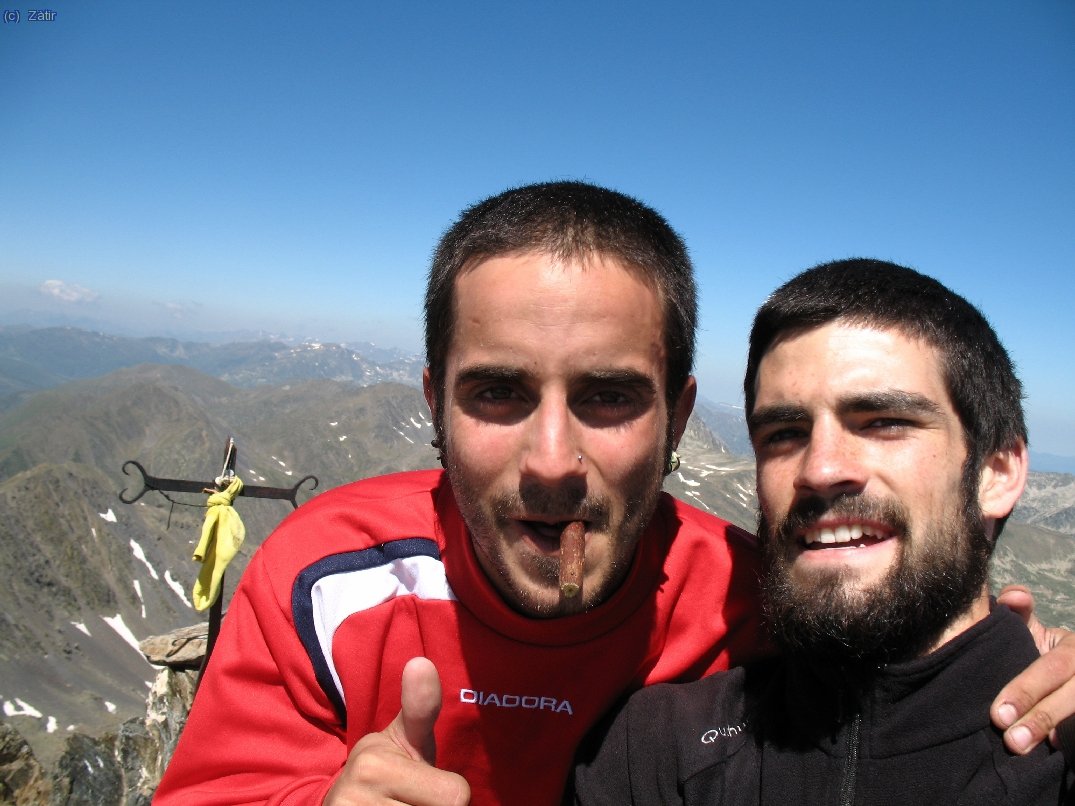 Autofoto. El Rafa est&agrave; feli&ccedil;, amb el seu inseparable pal de regal&egrave;ssia -&eacute;s el combustible!!!