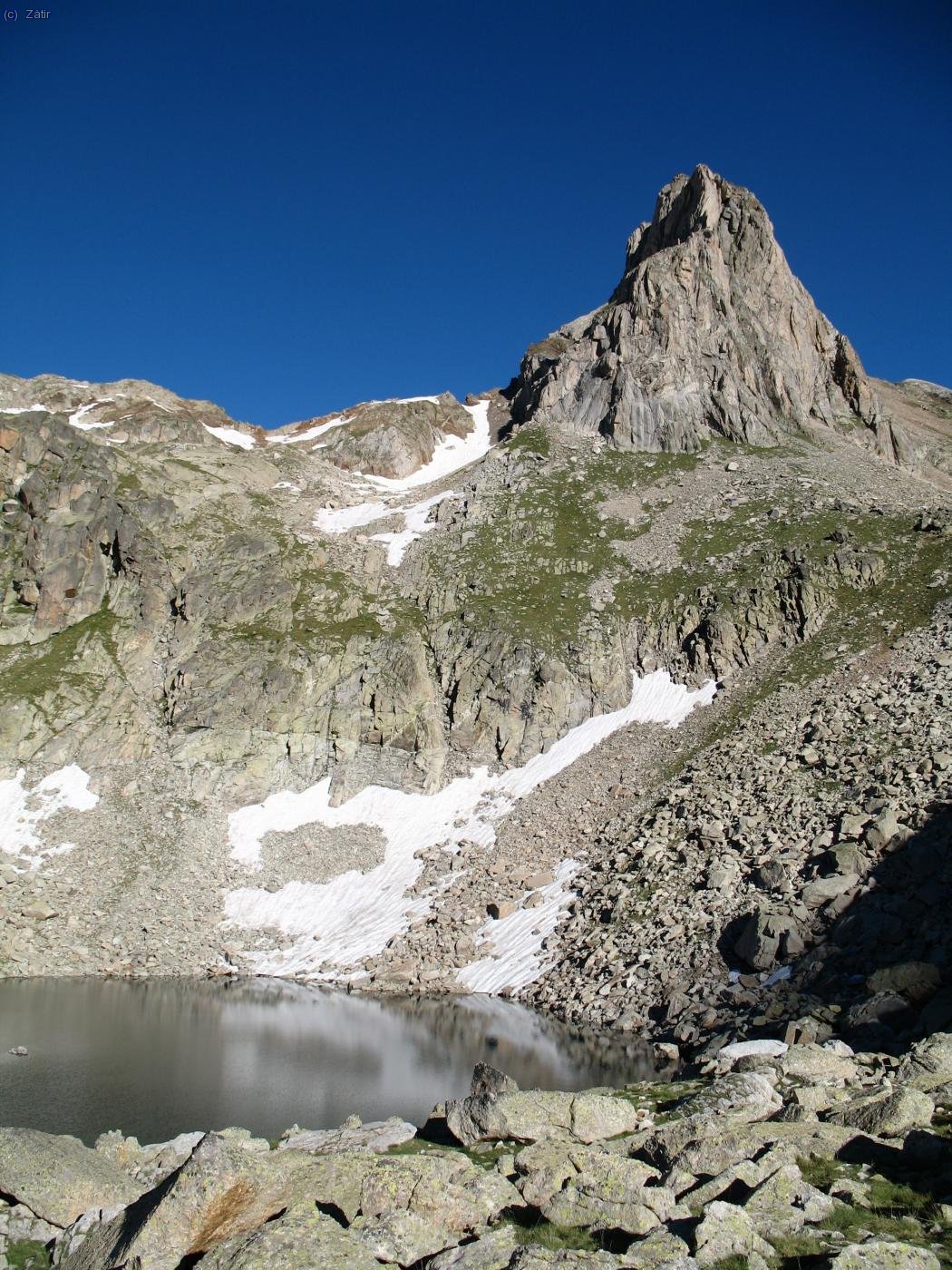 Llac inferior de G&iacute;as (2400m) i contrafort del pic de G&iacute;as.