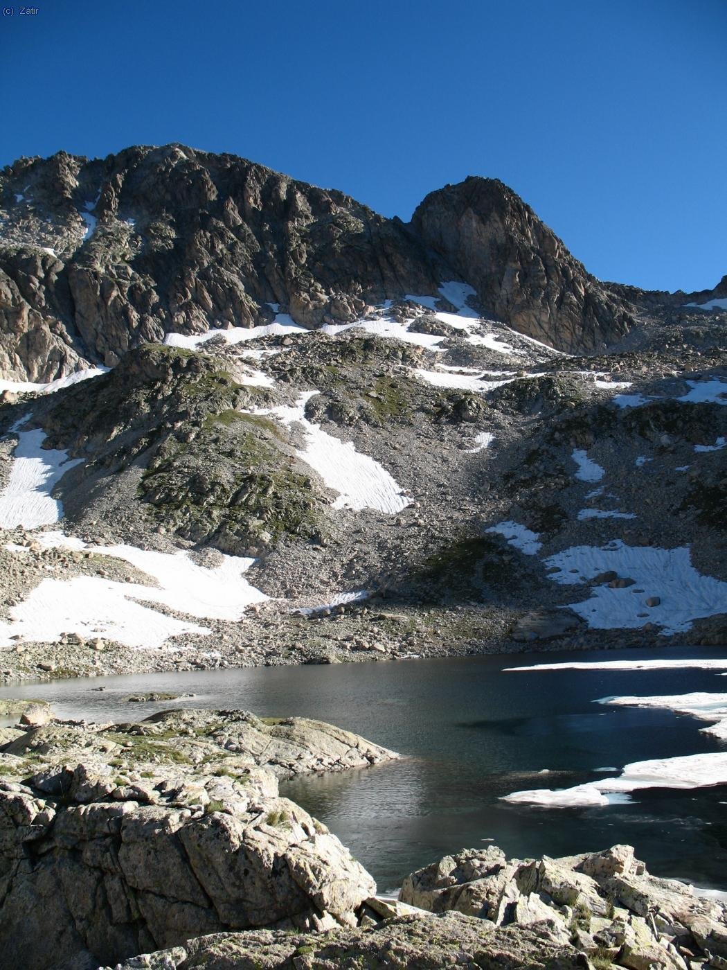 Gourgs Blancs i Pic Arlaud des del llac de G&iacute;as (2638m). No intu&iuml;m la canal que condueix al cim, i decidim renunciar al cim. Per sort hav&iacute;em mirat altres itineraris, i continuem cap als pics de Clarabide i G&iacute;as.