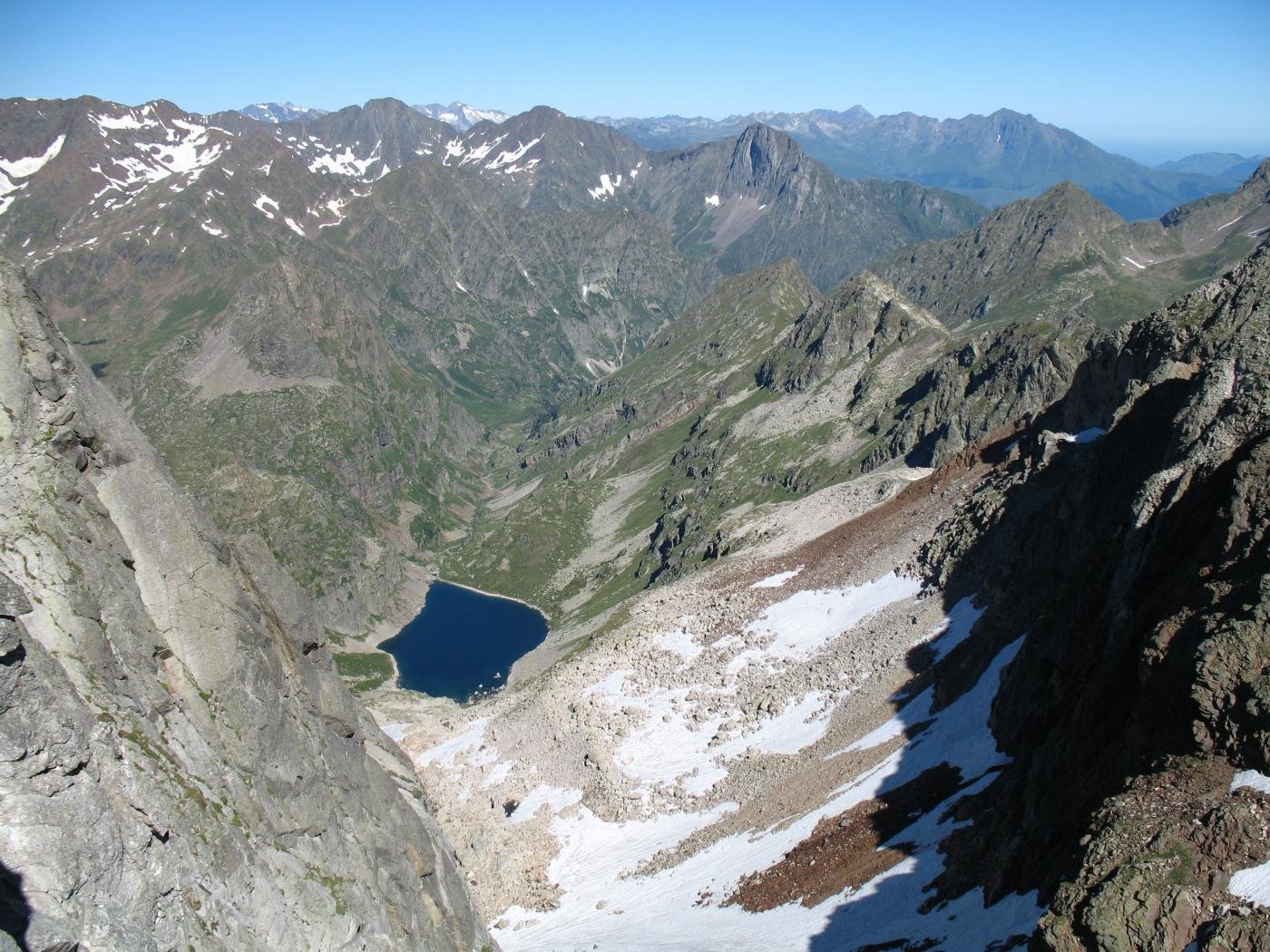 Des del coll (2921m), mirant el vessant nord: llac de Pouchergues (2111m) i Neste de Clarabide.