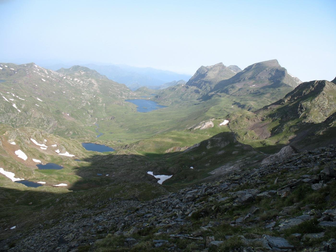 Vista al NordOest: Estanh Long de Liat i, a la dreta, Tuc de Crab&egrave;re (2630m) i Pic de Canejan (2654m).