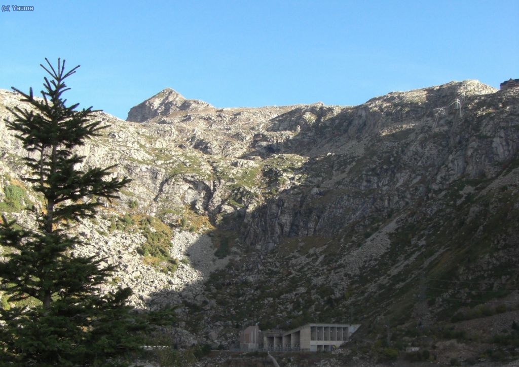 Arribat a Sallente, al fons el telef&egrave;ric per&ograve; avui no toca...