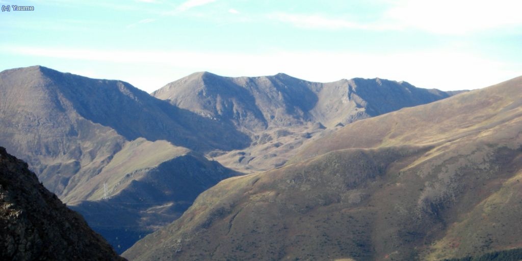Tot pujant, al fons la vall de Fili&agrave; i la cicatriu de les seves no-pistes d