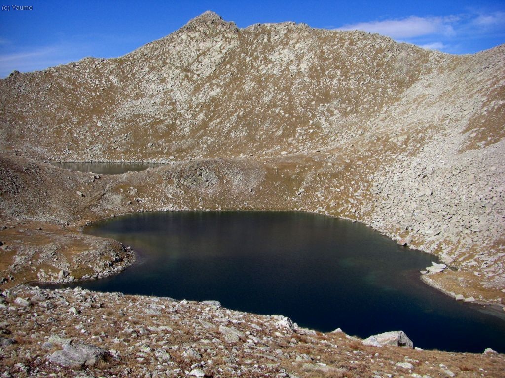 El pic Tort es refresca els peus als estanys dels Vidals d