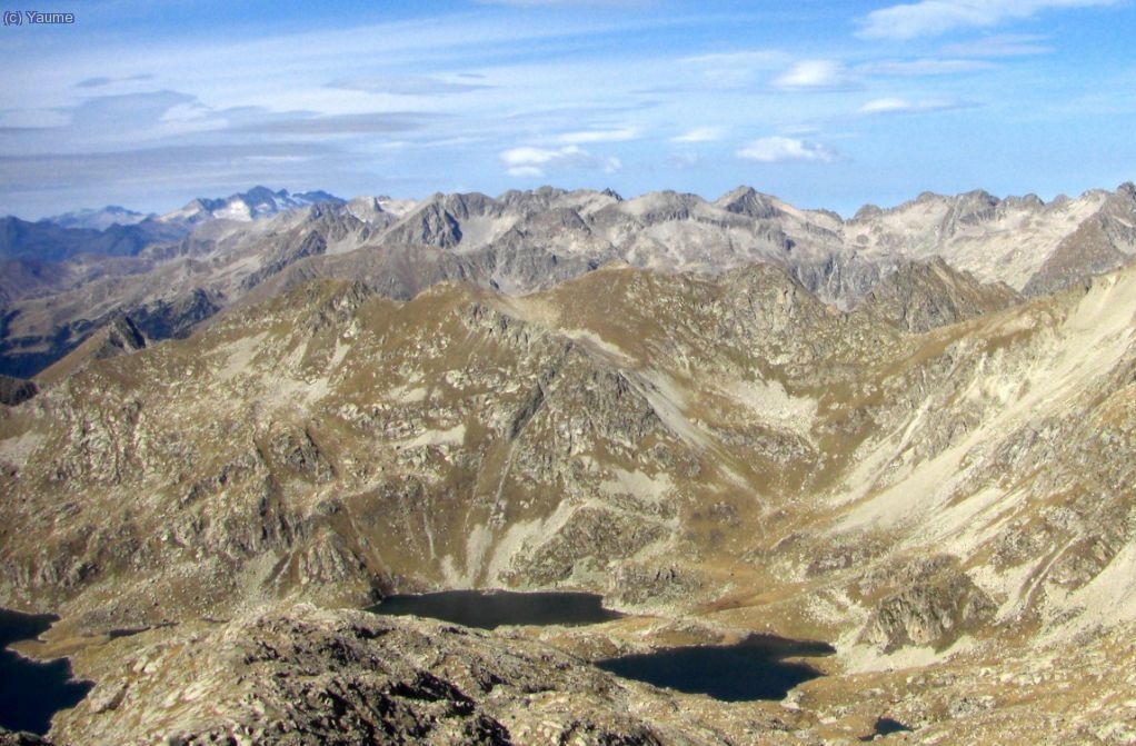 Ja s&oacute;c aqu&iacute;! (de qu&egrave; em sona aquesta frase?). Posets, Maladetes, Bessiberris, Punta Alta, Contraix i Colomers. Baix, les aig&uuml;es dels estanys Carbonera, Morto i Castiesso.