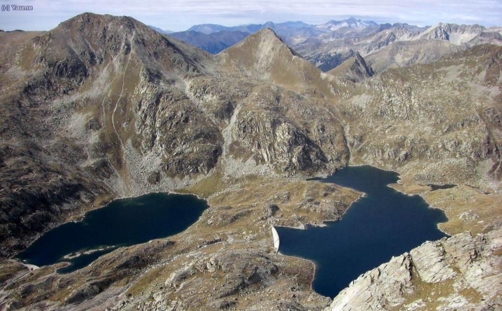 I ara toca tirar avall (sub&iacute; p&aacute; baj&aacute;, &iexcl;vaya tonteria!). Pic i estany de Mariolo, pala de Dellui i estanys Eixerola i Cubieso (units des del seu represament).