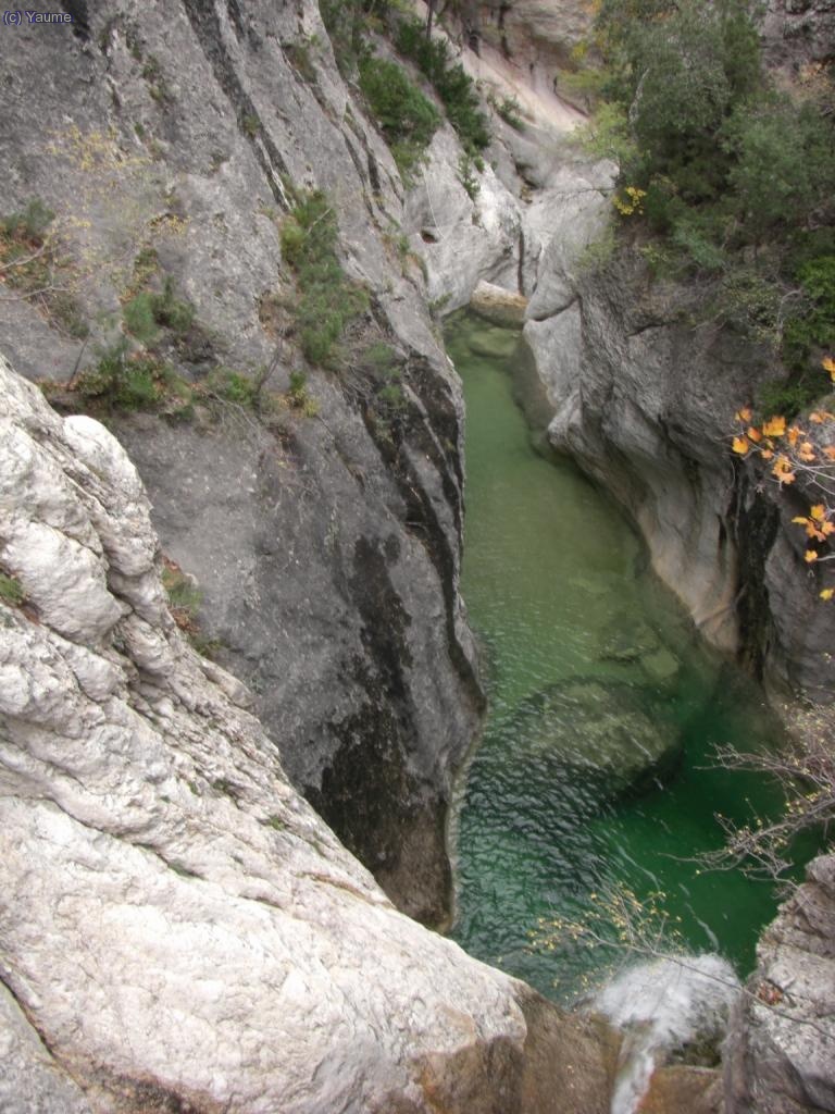 De tant en tant, cal creuar el riu; sense mullena, per&ograve;.