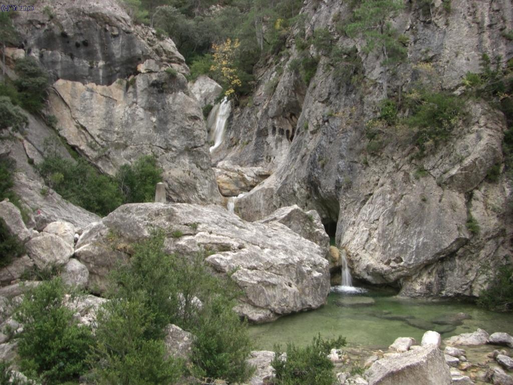 Un pilonet ens diu "Teruel tambi&eacute;n existe", m&eacute;s enll&aacute; vessa el barranc del forat del riu Algars.