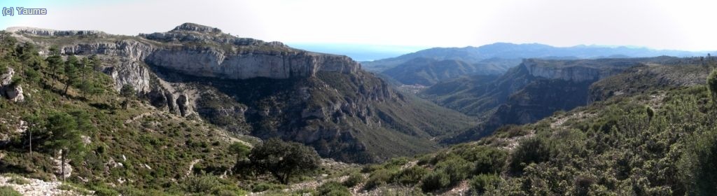 Un mica m&eacute;s culturitzats, fem cap al coll dels Colivassos. Albirem Mont-redon, Pratdip, la D&ograve;via i les serres de la G&uuml;ena i Vandell&oacute;s.