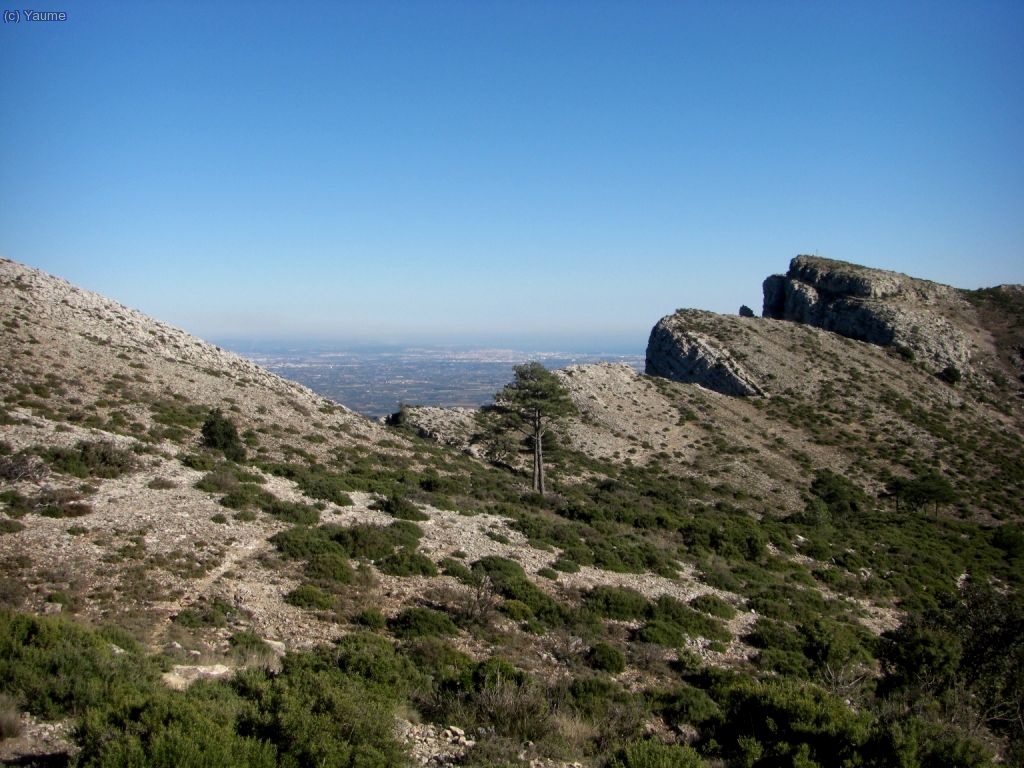 La creu de Llaberia i m&eacute;s enll&agrave; el cap de Salou.