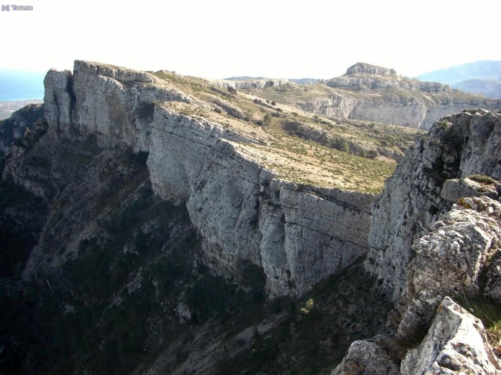 La creu de Llaberia i el Mont-redon.