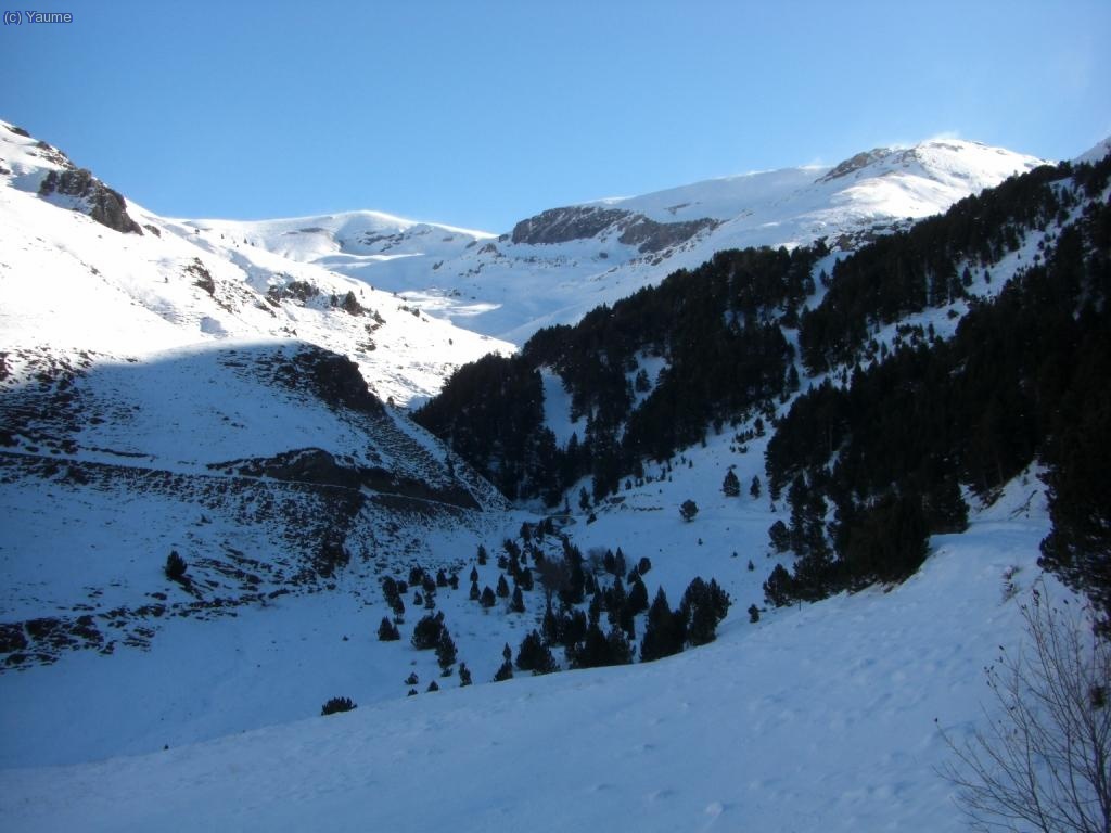Roques trencades i Castanesa pentinades pel vent.