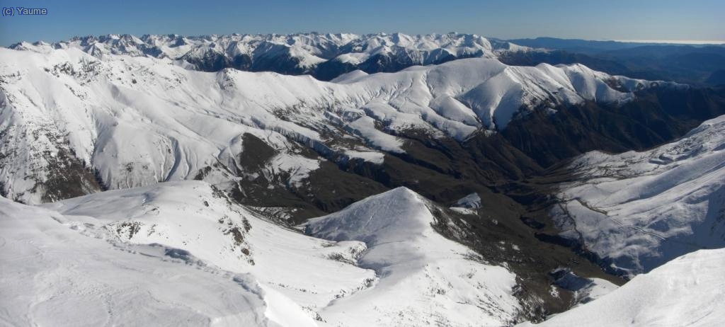 La vall de Castanesa, m&eacute;s enll&agrave;, el garbuix de pics que envolten el PNATIESM, n