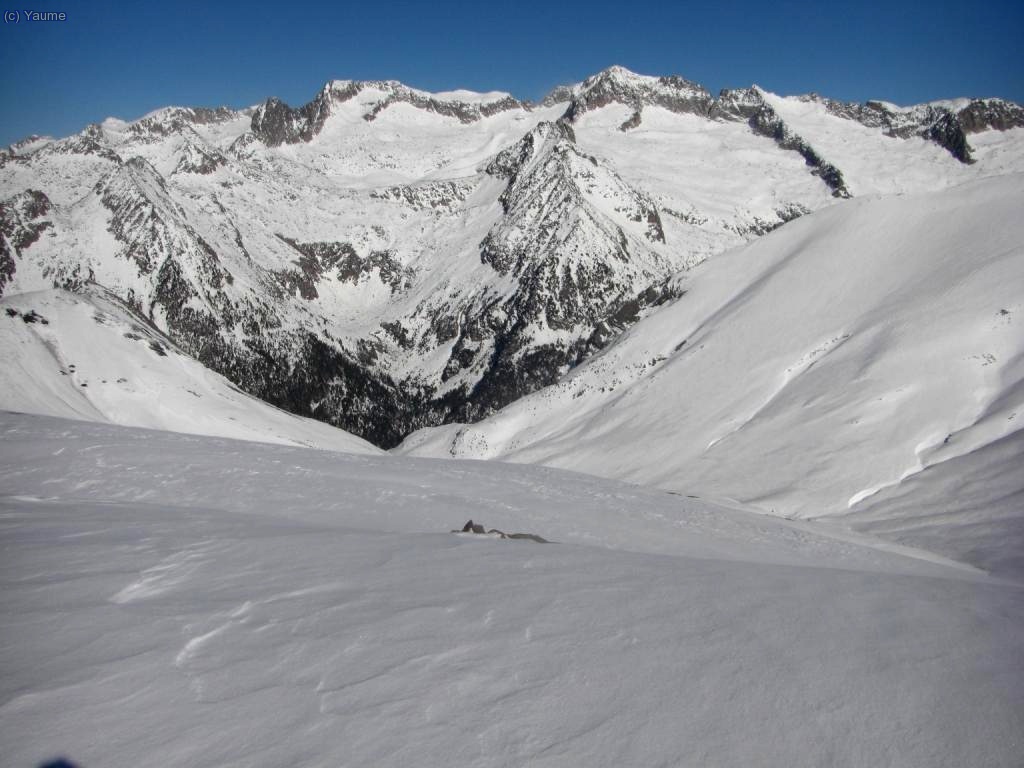 Les Maladetes des de Roques Trencades. En front, Corones, i all&agrave; baix, Vallibierna.