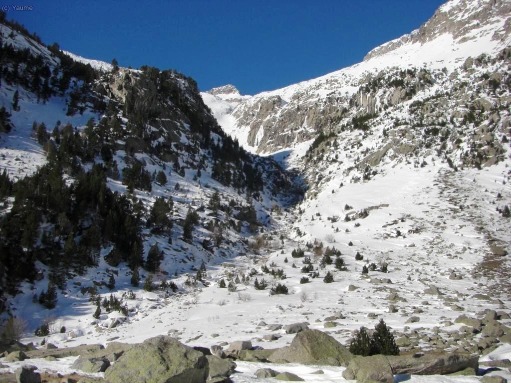 Passant pel planell de riu Malo, Besiberri treu el cap i ens saluda.