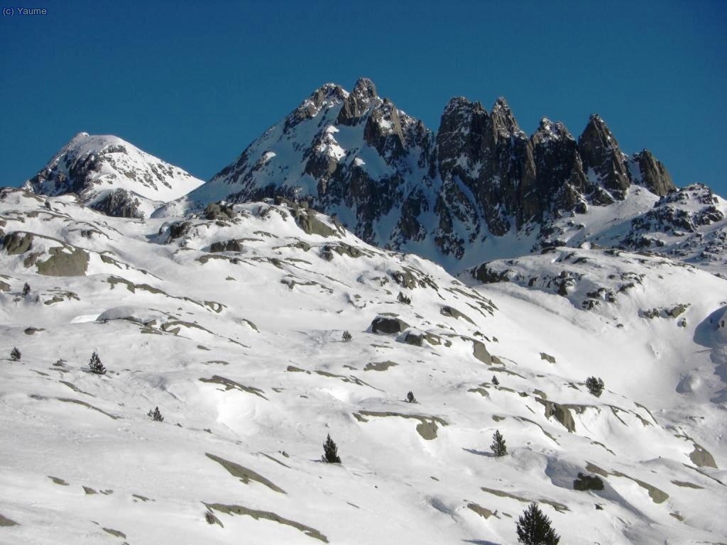 El tuc del port i les agulles de Travessani, tamb&eacute; ens acompanyen.