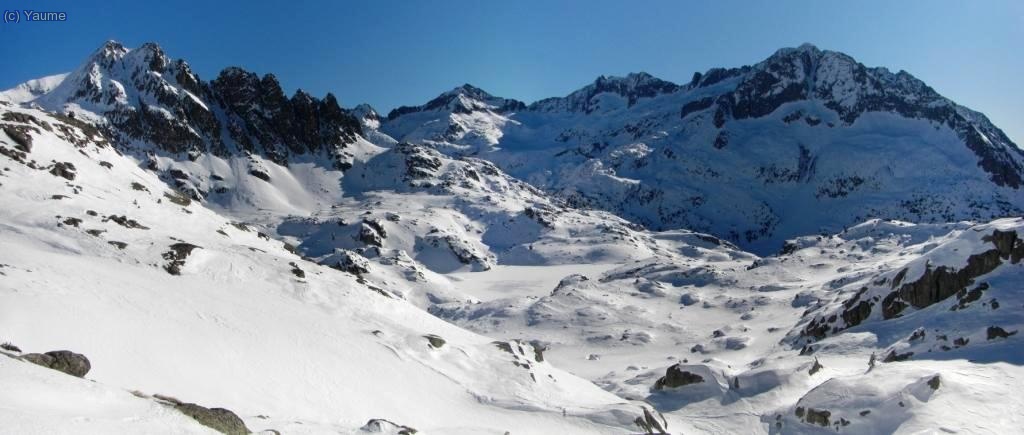 Travessani i la punta alta de Comalesbienes queden enrera.