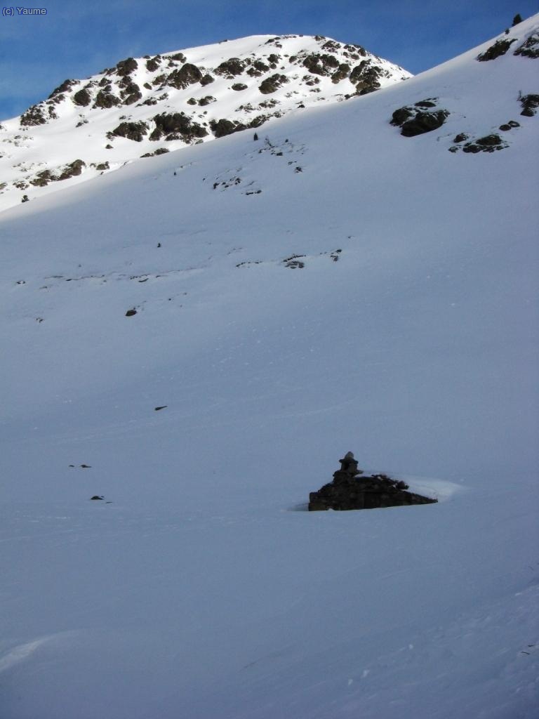 Arribats a la primera de les cabanes dels planells Rialb, la vall gira a ponent.