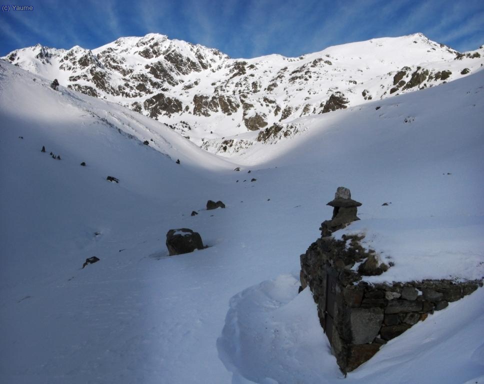 I des de la cabana, albirem el nostre objectiu: El pic de Font Blanca o pic du port, a la dreta el pic d