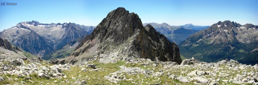 Desde la collada, el Perdigueret i (a banda i banda) les valls de Lliterola i Est&oacute;s.