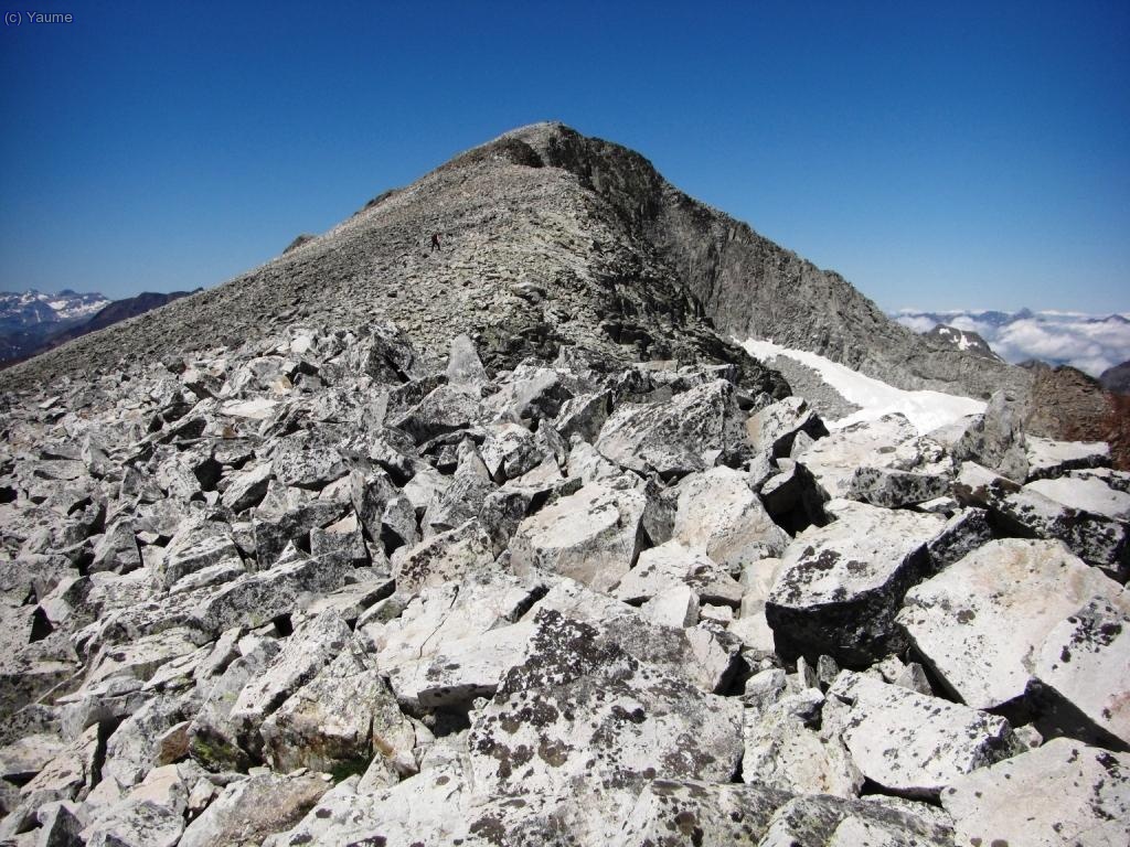 Des de la punta est fins el Perdiguero, pedres i m&eacute;s pedres (ja ho havia dit, no?).
