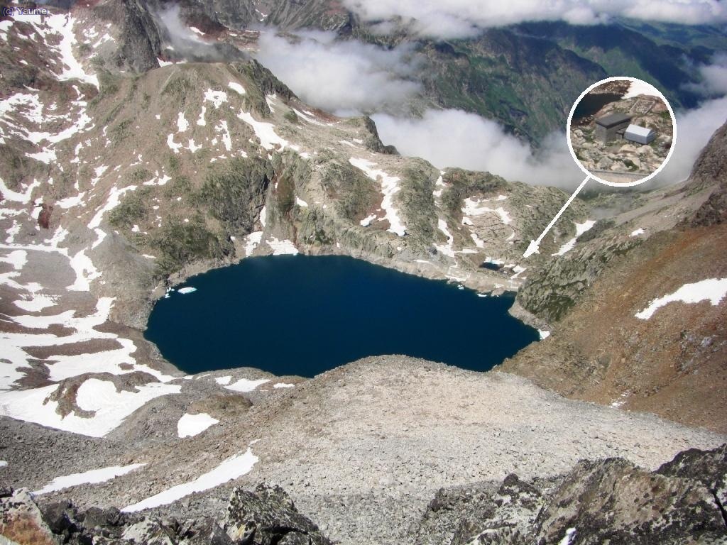I all&agrave; baix el llac de Portill&oacute;n i el seu refugi.