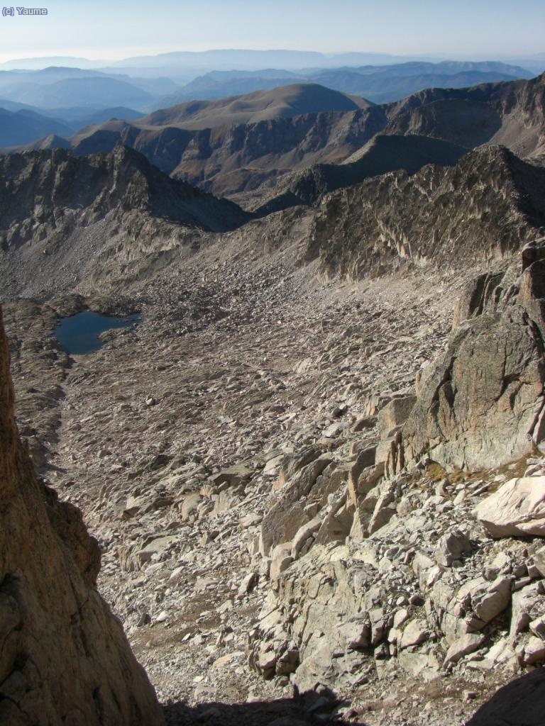 Pujant per la canal sud, amb els colls de Ballibierna i dels bucardos gaireb&eacute; alineats.