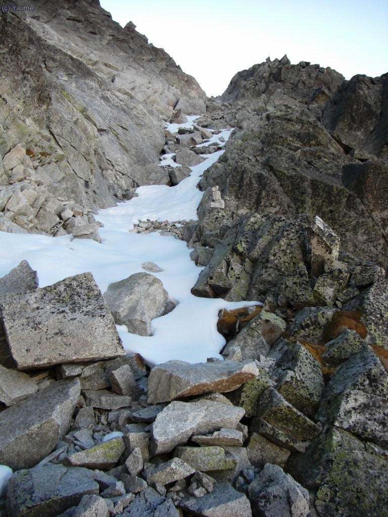 I cap avall que hi falta gent!... la gran cornisa ens rep amb una miqueta de neu.