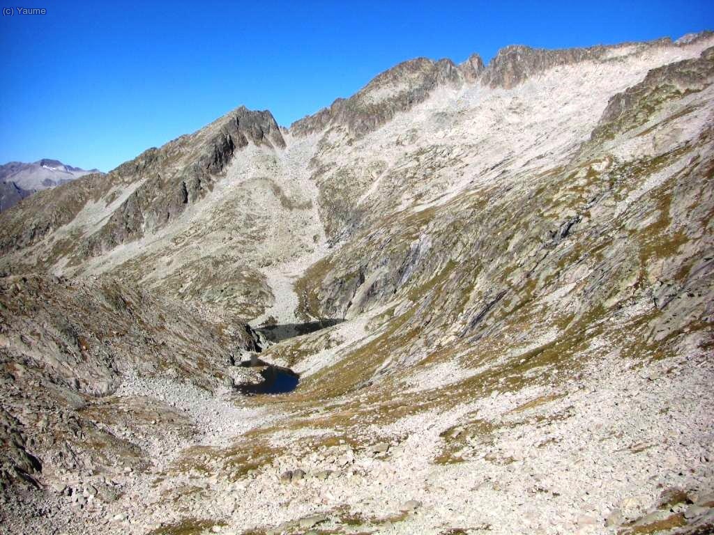 Des del coll dels sarrios, estanys i crencha de Llos&aacute;s.