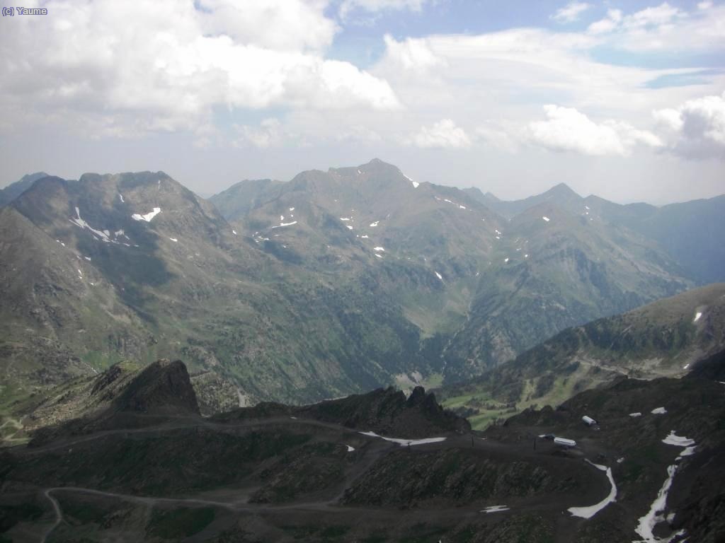 El pic de Font Blanca i, avall, l