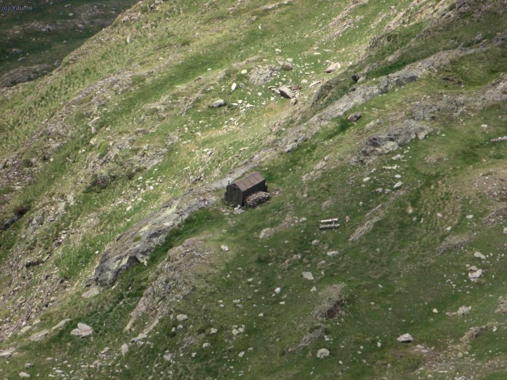 Avall el r&ograve;nec refugi met&agrave;lic de Montmantell.