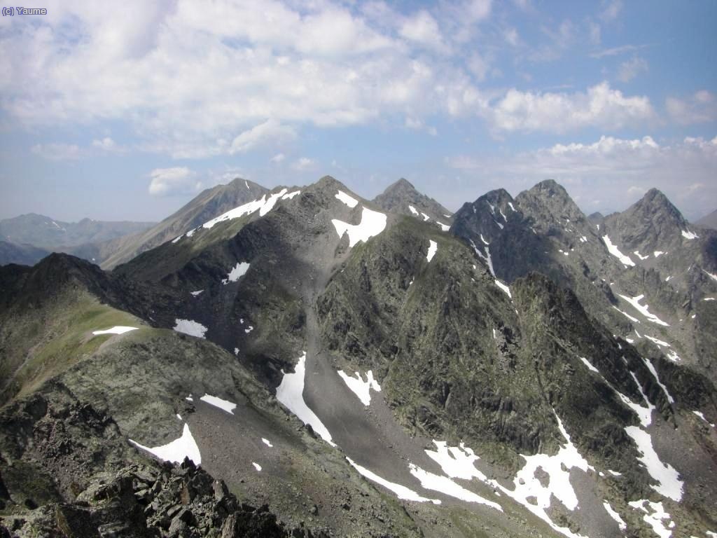 Al fons: el Comapedrosa, Roca Entravessada, Medacorba i Lavans. M&eacute;s a prop el pic del pla de l