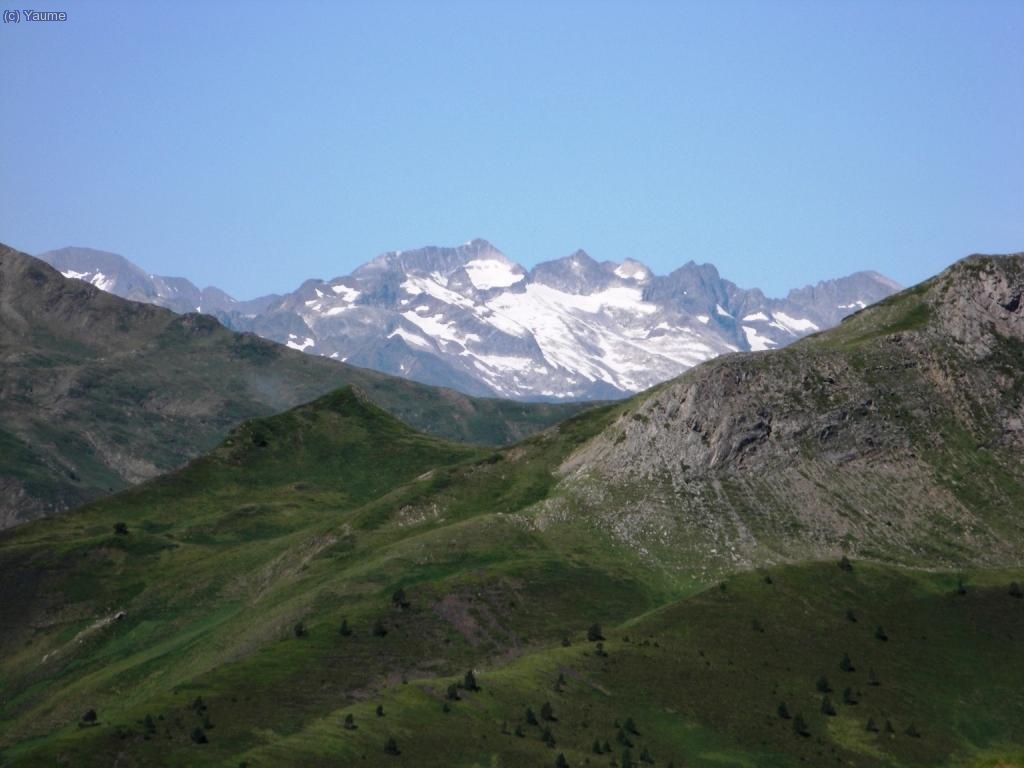 Ben aviat els colossos pirinencs treuen el cap per aguaitar-nos, aqu&iacute; el Perdiguero i Posets.