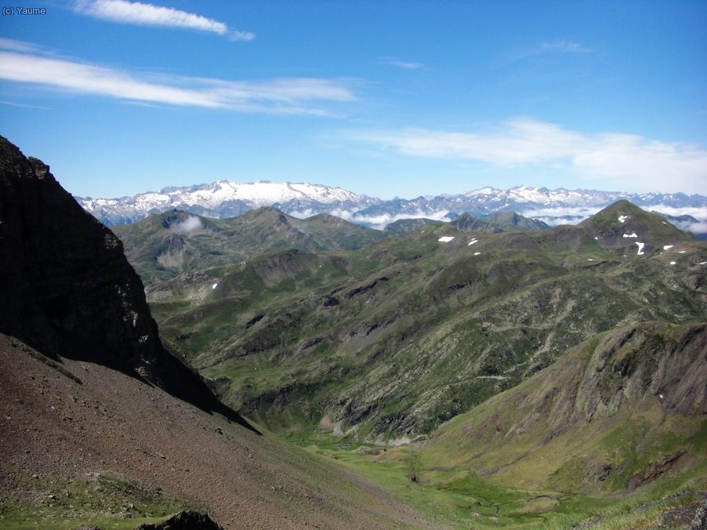 Des de la collada veiem a baix el plan de Tor del que sort&iacute;em fa una estona, a la dreta el Montlude mirador privilegiat d