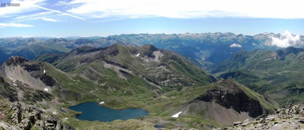 A baix, el lac de Montoliu i el tuc de Parros. Lluny, a l