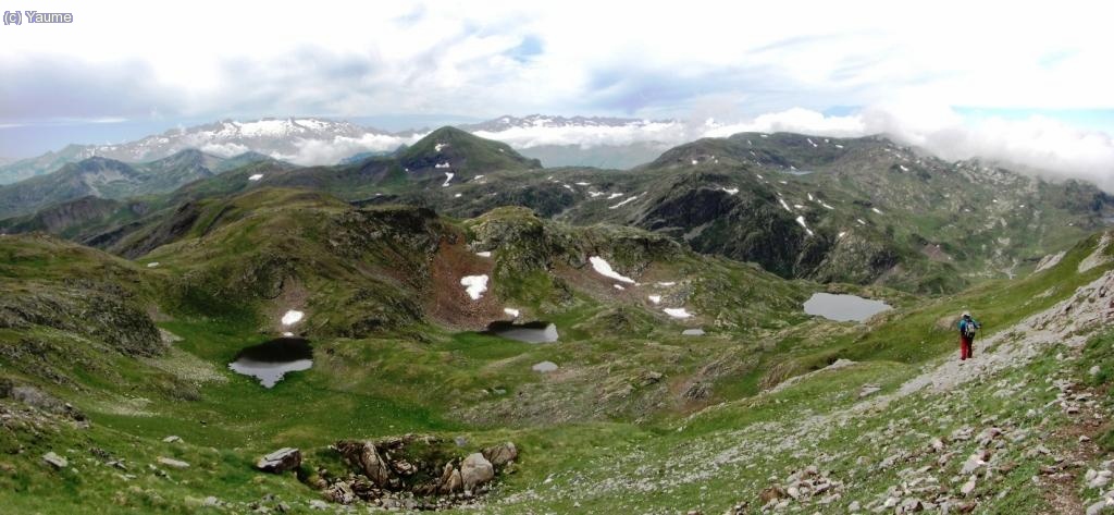 Flanquejant per prats i rascler per sobre dels estnahets de Maub&egrave;rme.