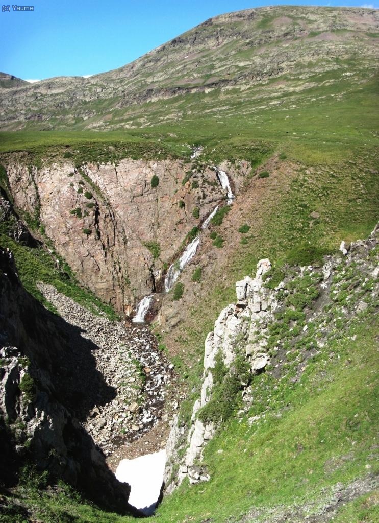 Les aig&uuml;es es precipiten dins el forat per no tornar a veure la llum sin&ograve; centenars de metres m&eacute;s avall.
