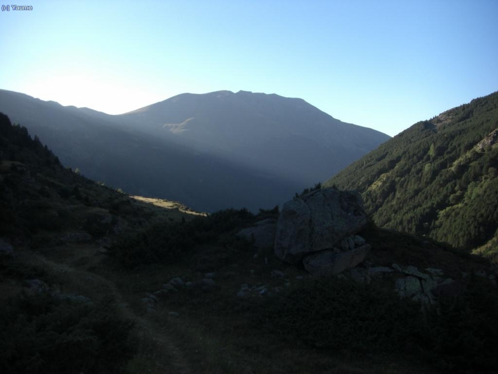 El sol ixent desenfosqueix la vall fosca.