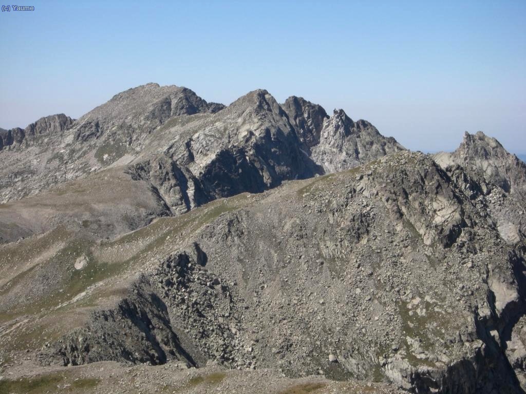 La serra de Mussoles: Pic Gran del Pess&oacute; i el Pic i la Dent de les Mussoles. M&eacute;s a prop, el pic de Morrano cap a on hi anirem d