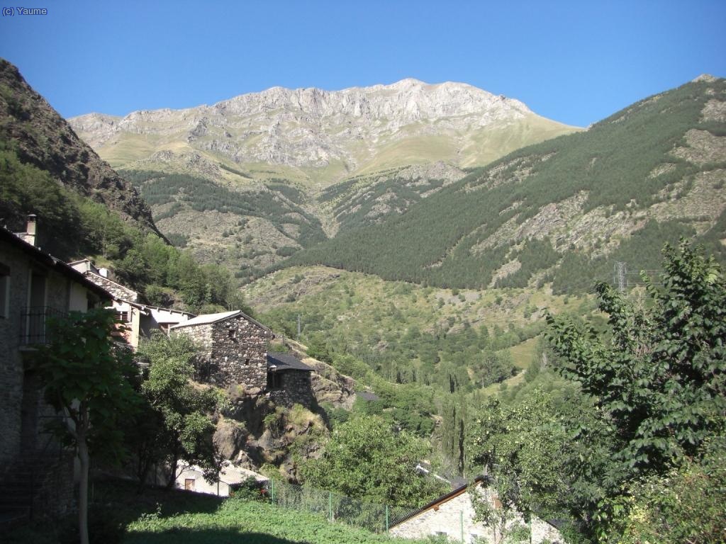 Acomiadem la passejada a Capdella, amb el Montsent de Pallars de tel&oacute; de fons.