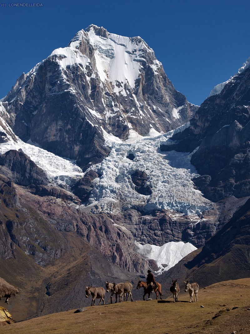 Nevado Yerupaj&aacute; desde Carhuacocha